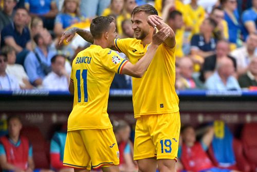 Bancu și Drăguș se felicită după victoria memorabilă cu Ucraina. Foto: Imago Images