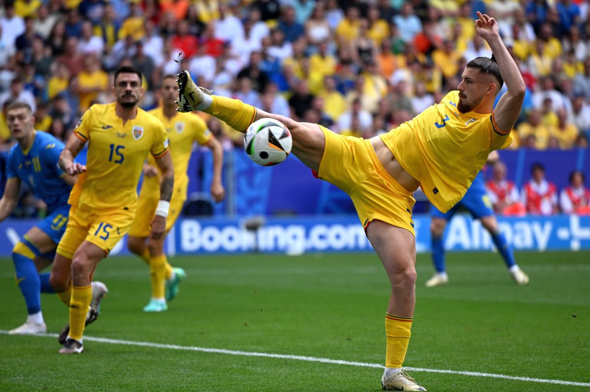 Lunin a fost cu românii! Portarul Ucrainei s-a păcălit la golul de 2-0 al lui Răzvan Marin