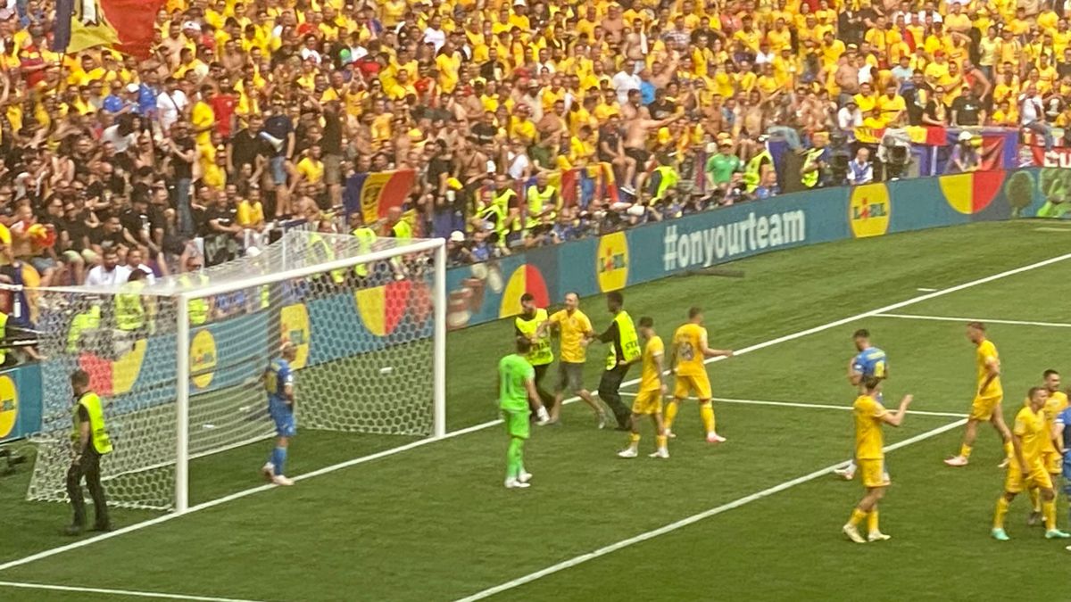 Doi suporteri români au intrat pe teren în timpul meciului cu Ucraina și au avut aceeași țintă