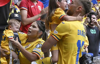 Au plâns ca niște copii! Cadre emoționante la întâlnirea dintre „tricolori” și familiile prezente la Munchen