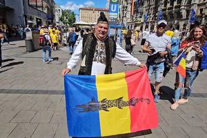 Un suporter român s-a prezentat la Munchen în port popular și cu lupul dacic pe tricolor: „Să fie puternici, la fel cum au fost mii de ani înainte!”