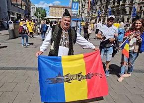 Un suporter român s-a prezentat la Munchen în port popular și cu lupul dacic pe tricolor: „Să fie puternici, la fel cum au fost mii de ani înainte!”