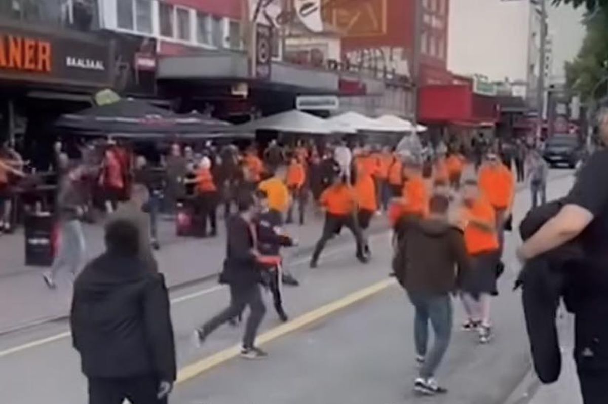 Cea mai lăudată galerie de la EURO a comis-o! Momente teribile pe străzile din Germania: suporterii s-au bătut între ei în centrul orașului