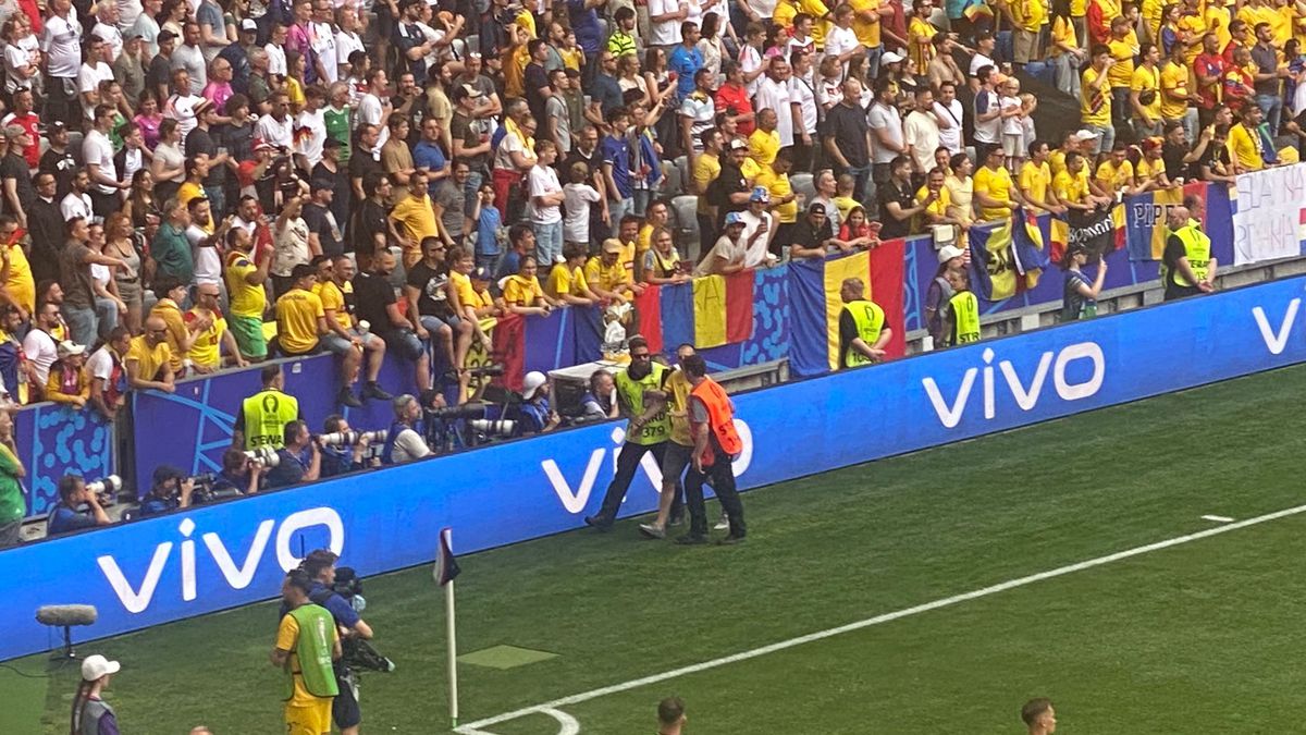 Doi suporteri români au intrat pe teren în timpul meciului cu Ucraina și au avut aceeași țintă