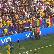Un fan a intrat pe teren în timpul meciului România - Ucraina / foto: Andrei Crăițoiu