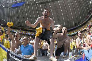 10 detalii observate de pe stadion la România - Ucraina 3-0 » Țiriac, Lucescu, Ciolacu + câinii care au intrat în vestiar