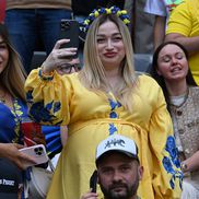 Suporterele ucrainene erau zâmbitoare și optimiste înaintea meciului / Foto: Imago