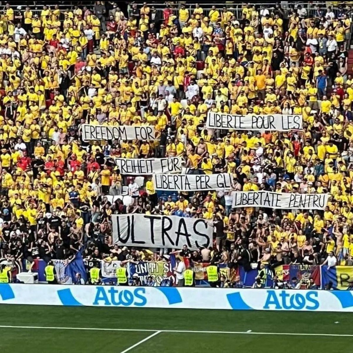 Au plâns ca niște copii! Cadre emoționante la întâlnirea dintre „tricolori” și familiile prezente la Munchen