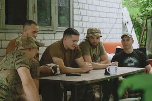 Imagini emoționante cu soldații Ucraineni, care urmăreau meciurile naționale de pe câmpul de luptă