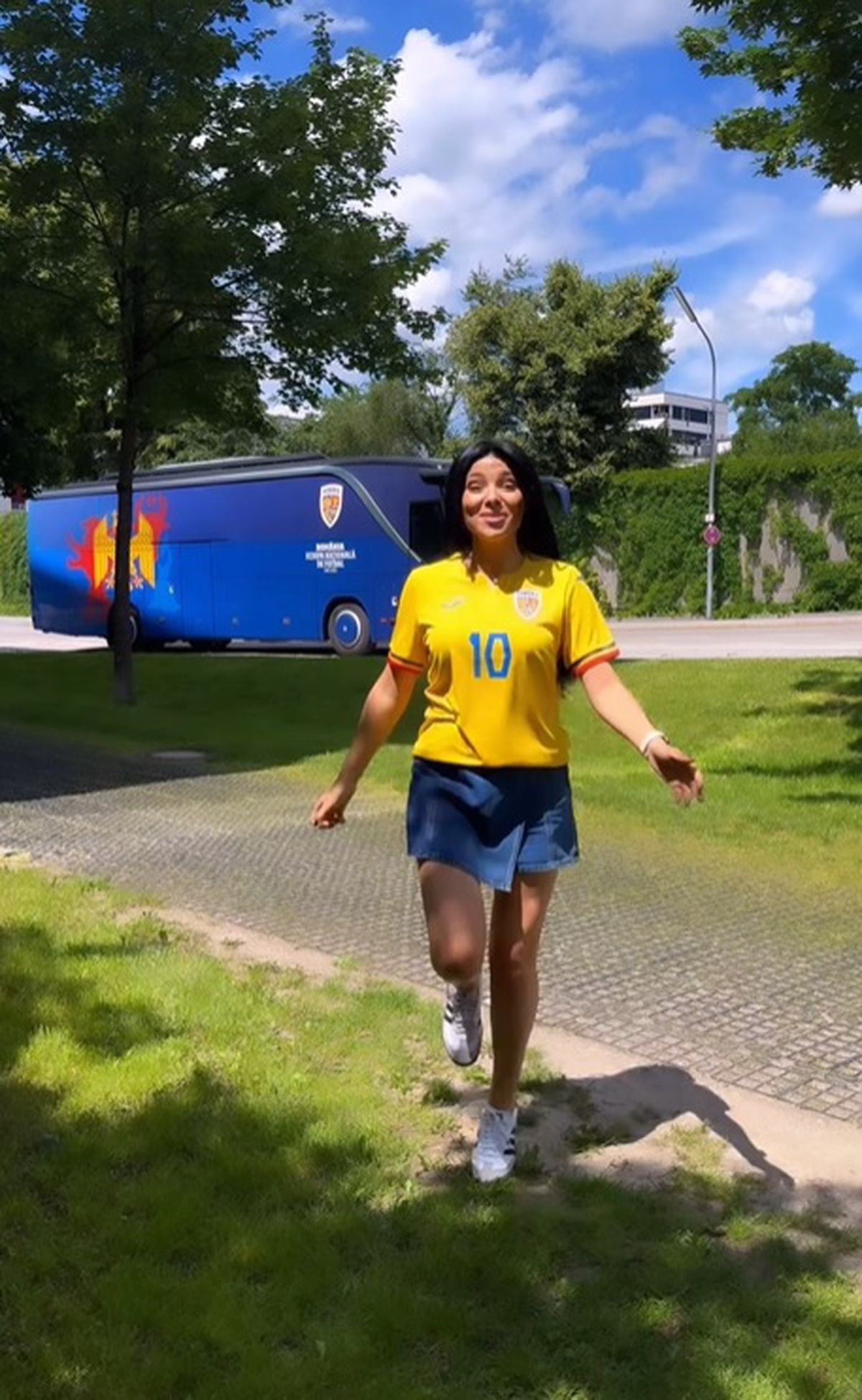 Corina Caragea a ajuns la Munchen! Într-o fustă scurtă, prezentatoarea de la Pro TV a făcut furori înainte de meciul România - Ucraina