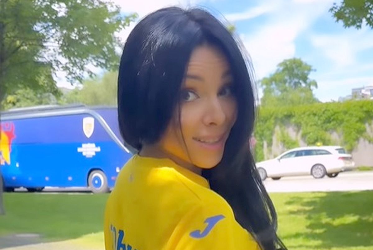 Corina Caragea a ajuns la Munchen! Într-o fustă scurtă, prezentatoarea de la Pro TV a făcut furori înainte de meciul România - Ucraina