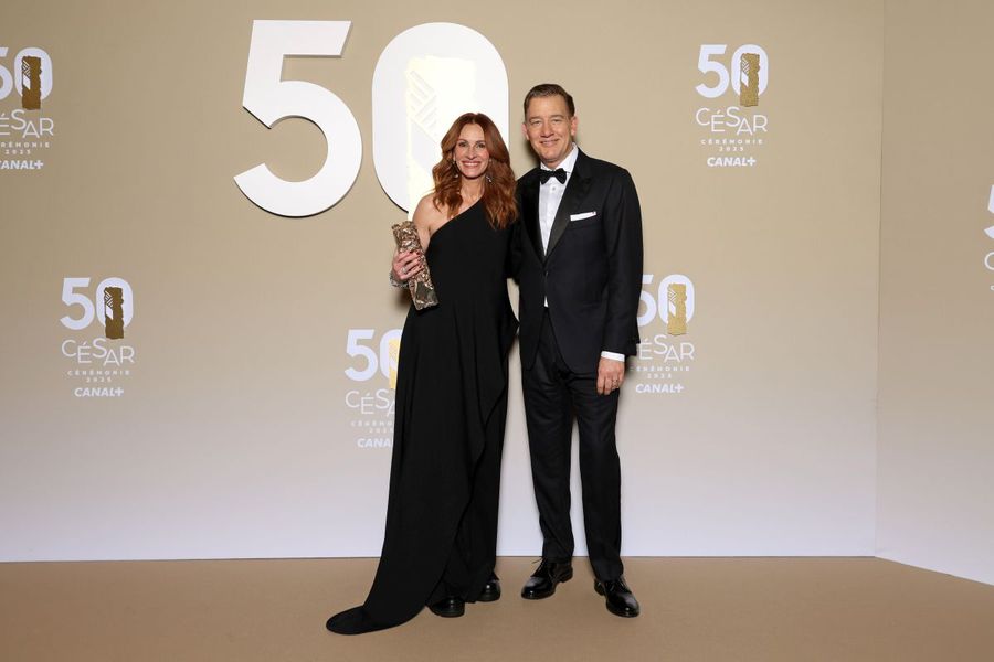 Clive Owen și Julia Roberts pozează cu Premiul Cesar Onorific la a 50-a ediție a Premiilor de Film Cesar pe 28 februarie 2025 în Paris / Foto: GettyImages Cristi Chivu e star și în Los Angeles » Un actor celebru, fan înfocat al lui Inter, l-a vizitat la antrenament