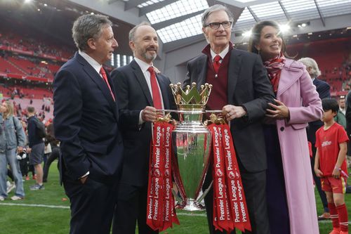 John Henry (cu ochelari), alături de soția sa și de ceilalți acționari de la Liverpool la sărbătoarea triumfului din Premier League / Foto: Imago
