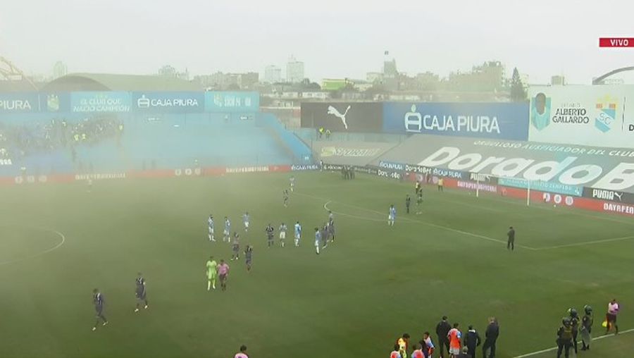 Norul de praf apărut pe teren în startul meciului Sporting Cristal - Deportivo Garcilaso, suspendat 35 de minute din cauza unui seism / Foto: Facebook Seismul a întrerupt meciul pentru 35 de minute! » Fanii s-au panicat: un nor de praf a învăluit stadionul