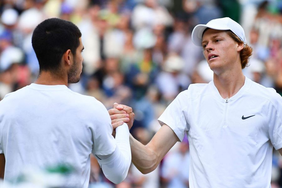 Carlos Alcaraz și Jannik Sinner la Wimbledon 2022 Foto: Imago Images Carlos Alcaraz rămâne lucid în vederea Wimbledon-ului: „Nu cred că am un avantaj mental în fața lui Sinner”