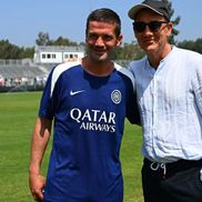 Cristi Chivu și actorul Clive Owen, discutând în cantonamentul lui Inter din Los Angeles / Foto: inter.it