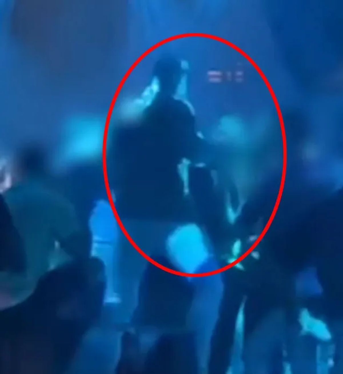 Conor McGregor a lovit un bărbat în club