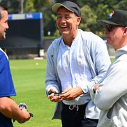 Cristi Chivu și actorul Clive Owen, în cantonamentul lui Inter din Los Angeles / Foto: inter.it