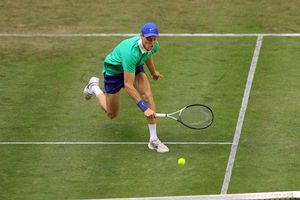 Jannik Sinner și Carlos Alcaraz, primele victorii pe iarbă în acest sezon