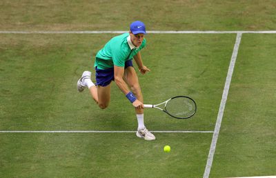 Jannik Sinner și Carlos Alcaraz, primele victorii pe iarbă în acest sezon