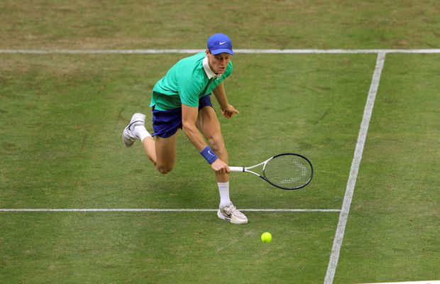 Jannik Sinner și Carlos Alcaraz, primele victorii pe iarbă în acest sezon