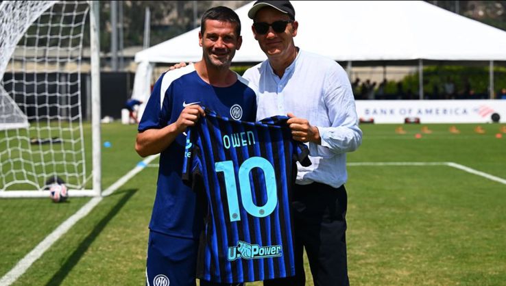 Cristi Chivu și actorul Clive Owen, în cantonamentul lui Inter din Los Angeles / Foto: inter.it