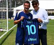 Cristi Chivu și actorul Clive Owen, în cantonamentul lui Inter din Los Angeles / Foto: inter.it