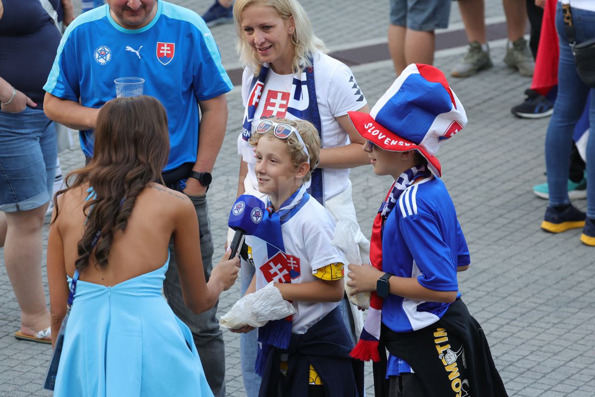 Iubita starului de la Napoli, apariție de cinci stele la ultimul meci al României la Euro U21: „Fanii au vrut să mă atingă!”