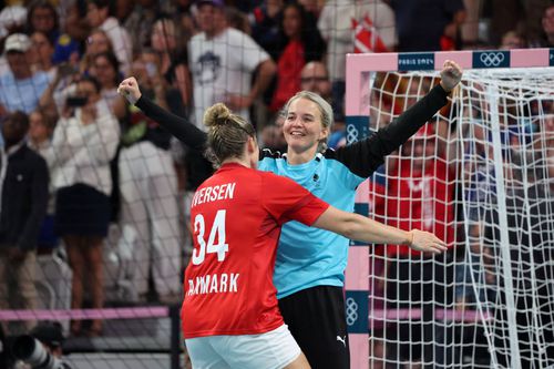 Danezele Rikke Iversen și Sandra Toft, bucurie după medalia de bronz la Jocurile Olimpice 2024 Foto: Imago Images