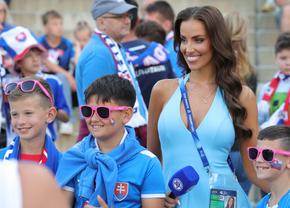 Iubita starului de la Napoli, apariție de cinci stele la ultimul meci al României la Euro U21: „Fanii au vrut să mă atingă!”