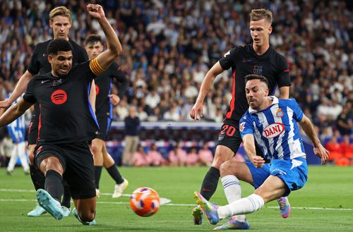 Ronald Araujo (Barcelona), stânga, e dorit de Milan / Foto: Imago