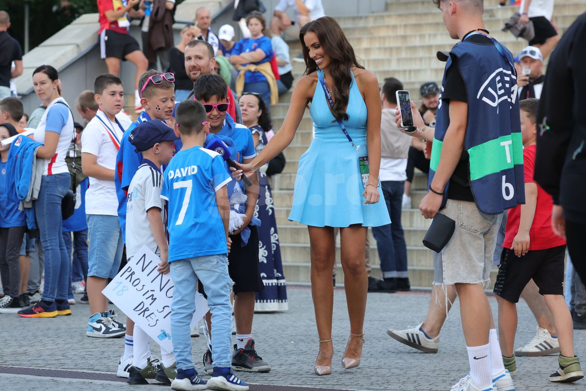 Iubita starului de la Napoli, apariție de cinci stele la ultimul meci al României la Euro U21: „Fanii au vrut să mă atingă!”