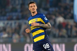 O fostă campioană din Serie A îl vrea pe Dennis Man » Directorul sportiv îl urmărește pe român de trei luni