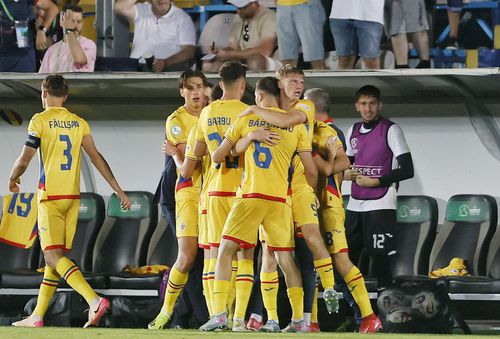 Emanuel Marincău (dreapta, nr. 5) a fost unul dintre stoperii României U19 la eșecul cu Spania, 1-3.