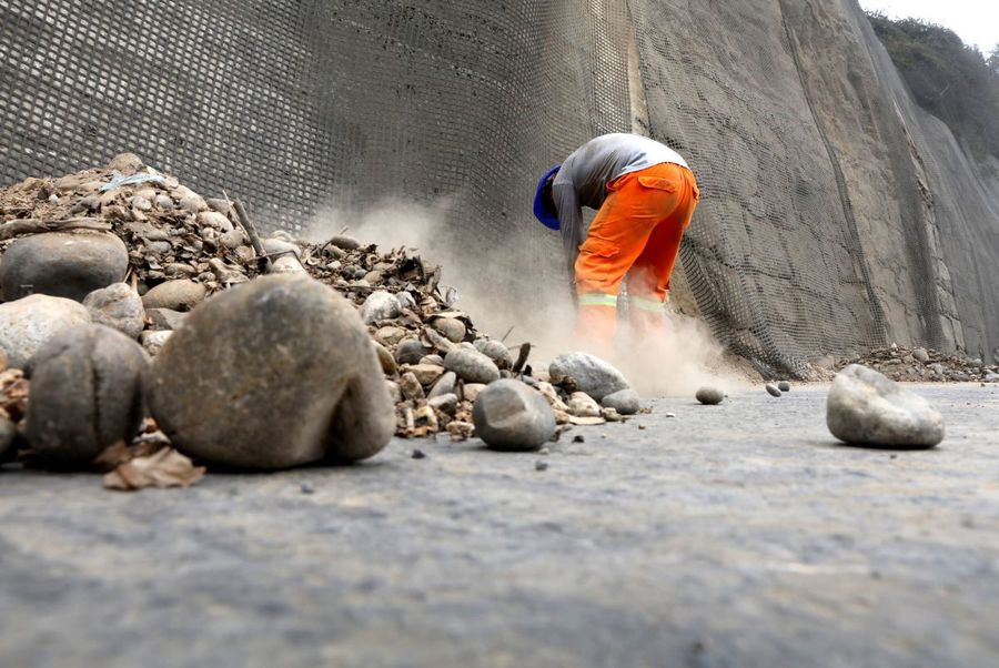 Urmările seismului produs în Peru duminică aproape de capitala Lima / Foto: Imago Seismul a întrerupt meciul pentru 35 de minute! » Fanii s-au panicat: un nor de praf a învăluit stadionul