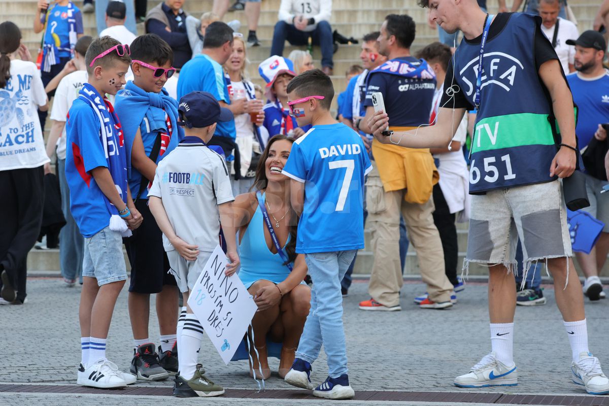 Iubita starului de la Napoli, apariție de cinci stele la ultimul meci al României la Euro U21: „Fanii au vrut să mă atingă!”