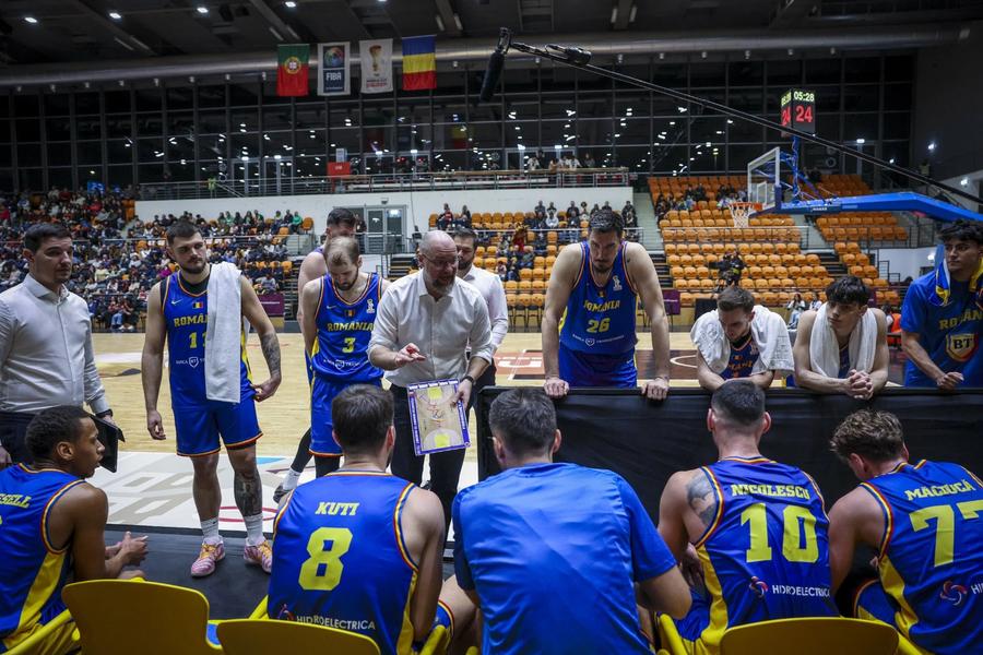 Mihai Silvășan, la un time-out al naționalei/Foto: fiba.basketball Mihai Silvășan, înainte de ultima fereastră a primei faze a preliminariilor Campionatului Mondial: „Mă bucur că am acceptat acest rol”