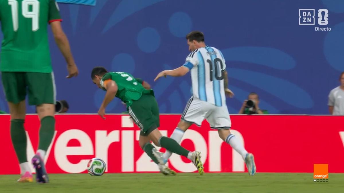 „Gafă scandaloasă!” » Faza peste care s-a trecut prea repede în Argentina - Algeria: Lionel Messi, fault de ROȘU?!