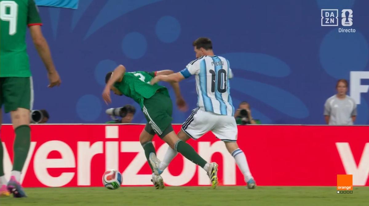 „Gafă scandaloasă!” » Faza peste care s-a trecut prea repede în Argentina - Algeria: Lionel Messi, fault de ROȘU?!