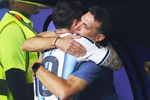Scaloni, la picioarele lui Lionel Messi: „M-am dus să-i spun că îl iubesc!” + A remarcat o vedetă a lui Cristi Chivu