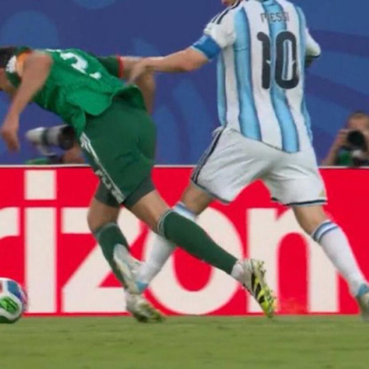 „Gafă scandaloasă!” » Faza peste care s-a trecut prea repede în Argentina - Algeria: Lionel Messi, fault de ROȘU?!