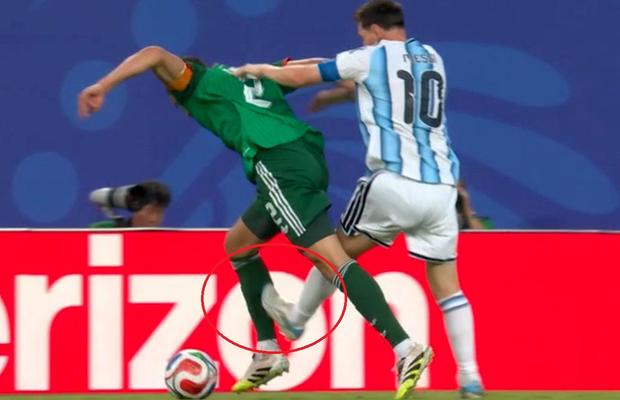 „Gafă scandaloasă!” » Faza peste care s-a trecut prea repede în Argentina - Algeria: Lionel Messi, fault de ROȘU?!
