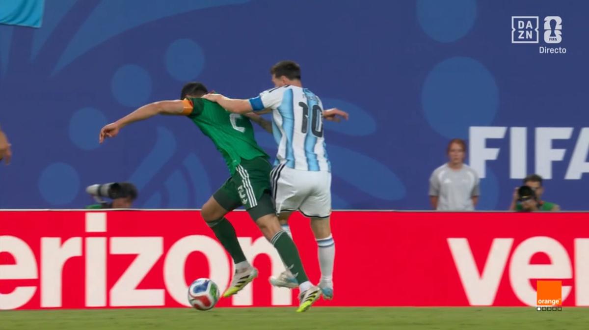 „Gafă scandaloasă!” » Faza peste care s-a trecut prea repede în Argentina - Algeria: Lionel Messi, fault de ROȘU?!