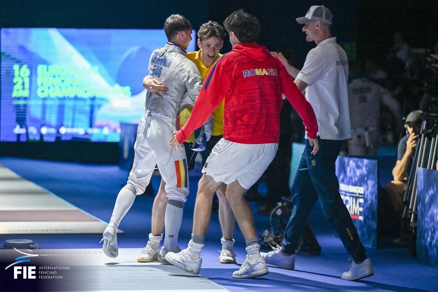George Dragomir felicitat de colegii săi Vlad Covaliu și Radu Nițu după victoria din sferturi de finală FOTO FIE Sabrerul George Dragomir a rămas cu bronzul la Campionatele Europene
