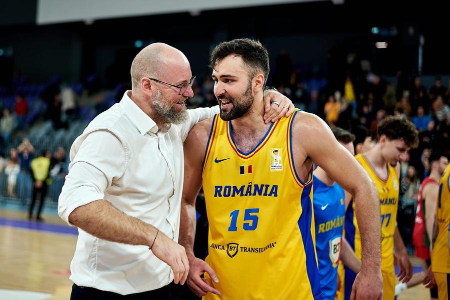 Mihai Silvășan și Emanuel Cățe, unul din liderii echipei naționale/Foto: fiba.basketball Mihai Silvășan, înainte de ultima fereastră a primei faze a preliminariilor Campionatului Mondial: „Mă bucur că am acceptat acest rol”
