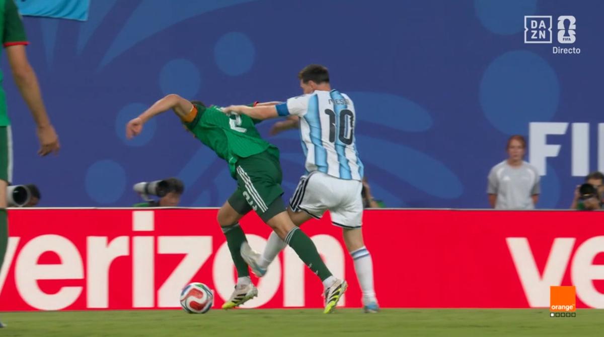„Gafă scandaloasă!” » Faza peste care s-a trecut prea repede în Argentina - Algeria: Lionel Messi, fault de ROȘU?!