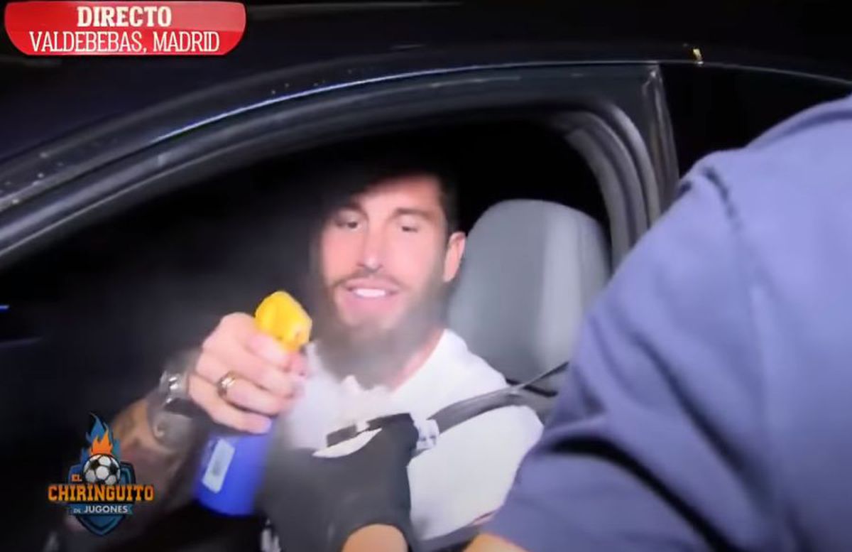 VIDEO Momentul serii cu Sergio Ramos, după titlul cucerit de Real Madrid » Ce a făcut când un reporter i-a înmânat un cadou