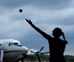 Petra Kvitova servind și având pe fundal avioane FOTO Reuters