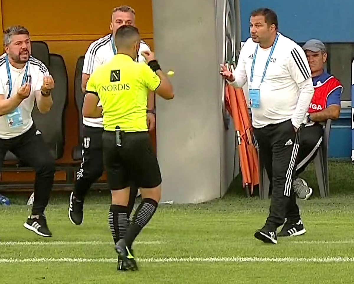 Repriză de coșmar pentru Marius Croitoru, la debutul oficial pe banca lui FCU » De ce a fost trimis în tribune înaintea pauzei