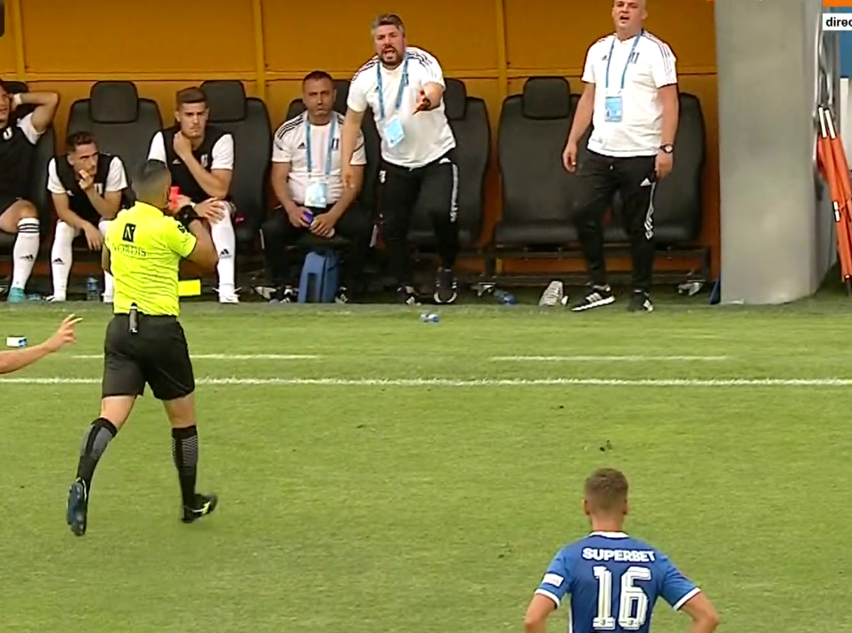 Repriză de coșmar pentru Marius Croitoru, la debutul oficial pe banca lui FCU » De ce a fost trimis în tribune înaintea pauzei